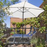 Balkongestaltung   Ob Sitzmöbel, Blumenkübel oder Kunstrasen - bei der Balkongestaltung kann sich jeder grundsätzlich austoben wie er will. Einschränkungen gibt es für Dinge, die das äußere Erscheinungsbild des Hauses beeinflussen, zum Beispiel ein Sichtschutz. "Bei Mehrfamilienhäusern gilt meist, dass sich die Balkongestaltung ins Außenbild einfügen muss", sagt Anwalt Mingers.