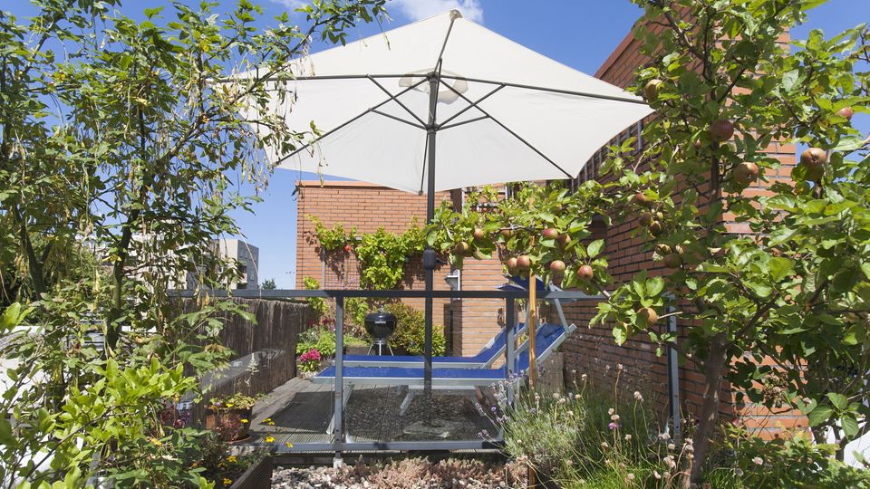 Grillen, Party, Sonnenbaden – was ist auf dem Balkon erlaubt? | STERN.de