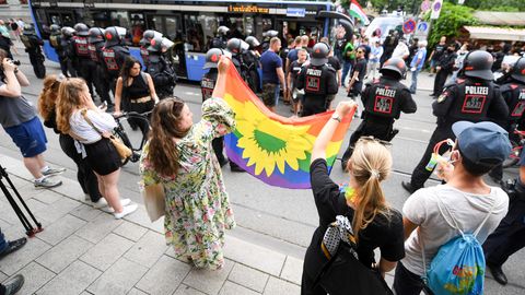 Aktivisten mit Regenbogenfahne in München
