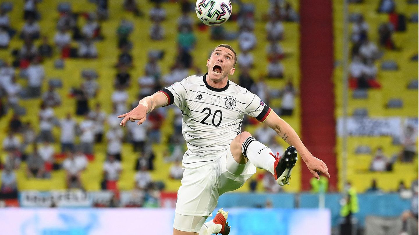 EM 2021: Gewinner: Robin Gosens Der Profi von Atalanta Bergamo hat sich durch seine überragende Leistung gegen Portugal in die Herzen der deutschen Fans gespielt. Schon in den vergangenen Monaten hatte der 26-Jährige mit seiner Dynamik und seinen Flankenläufen auf sich aufmerksam gemacht. Doch seit dem Spiel gegen Portugal überschlagen sich die Lobeshymnen. Dass seine Leistung gegen Ungarn einbrach, hat der Euphorie einen Dämpfer verpasst, aber keinen Abbruch. Gosens hat seinen Stammplatz gefestigt. Gewinner: Robin Gosens Der Profi von Atalanta Bergamo hat sich durch seine überragende Leistung gegen Portugal in die Herzen der deutschen Fans gespielt. Schon in den vergangenen Monaten hatte der 26-Jährige mit seiner Dynamik und seinen Flankenläufen auf sich aufmerksam gemacht. Doch seit dem Spiel gegen Portugal überschlagen sich die Lobeshymnen. Dass seine Leistung gegen Ungarn einbrach, hat der Euphorie einen Dämpfer verpasst, aber keinen Abbruch. Gosens hat seinen Stammplatz gefestigt.