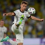 Gewinner: Joshua Kimmich  Die Qualitäten des Bayern-Profis, der zu den großen Stützen der Mannschaft gehört, sind bekannt. Eine soll hier aber besonders eine betont werden, die er speziell bei diesem Turnier beweist. seine Flexibilität. Von der defensiven Mittfeldzentrale auf die rechte Außenbahn befördert, gehört Kimmich trotzdem zu den Besten. Diesmal eben als flankenschlagender Antreiber. Vermutlich wird er diese Rolle behalten oder zwischendurch, wie gegen Ungarn,  wieder auf die Sechser-Position wechseln. Wie es eben notwendig ist.