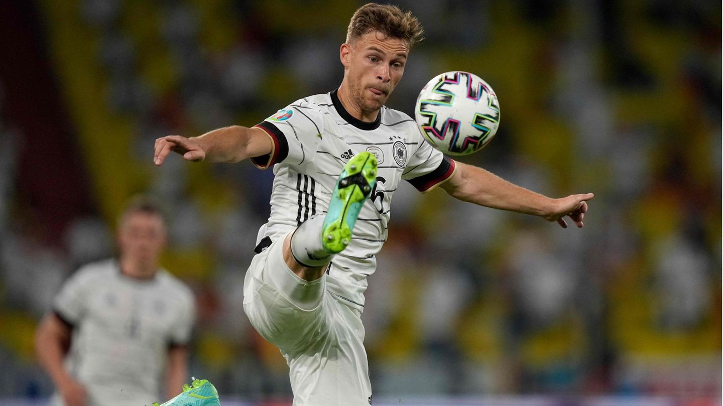 EM 2021: Gewinner: Joshua Kimmich Die Qualitäten des Bayern-Profis, der zu den großen Stützen der Mannschaft gehört, sind bekannt. Eine soll hier aber besonders eine betont werden, die er speziell bei diesem Turnier beweist. seine Flexibilität. Von der defensiven Mittfeldzentrale auf die rechte Außenbahn befördert, gehört Kimmich trotzdem zu den Besten. Diesmal eben als flankenschlagender Antreiber. Vermutlich wird er diese Rolle behalten oder zwischendurch, wie gegen Ungarn, wieder auf die Sechser-Position wechseln. Wie es eben notwendig ist. Gewinner: Joshua Kimmich Die Qualitäten des Bayern-Profis, der zu den großen Stützen der Mannschaft gehört, sind bekannt. Eine soll hier aber besonders eine betont werden, die er speziell bei diesem Turnier beweist. seine Flexibilität. Von der defensiven Mittfeldzentrale auf die rechte Außenbahn befördert, gehört Kimmich trotzdem zu den Besten. Diesmal eben als flankenschlagender Antreiber. Vermutlich wird er diese Rolle behalten oder zwischendurch, wie gegen Ungarn, wieder auf die Sechser-Position wechseln. Wie es eben notwendig ist.