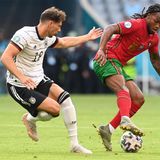 Gewinner: Leon Goretzka  Der Retter, der Held, der Coole (Herzchen gegen ungarische Hools). Im Rückblick muss man sagen: So einer hat der deutschen Elf gefehlt. Viele hatten mit Goretzka in der Startelf gegen Ungarn gerechnet, aber Löw setzte auf Gündogan. Im zweiten Gruppenspiel gegen Portugal war Goretzka eingewechselt worden und fügte sich gut ein. Welchen Wert der torgefährliche Mittelfeldspieler aber wirklich besitzt, bewies er nach seiner Einwechslung gegen Ungarn. Mit ihm wurde das Offensivspiel druckvoller. Goretzka rettete durch sein Tor zum 2:2-Ausgleich seine Mannschaft vor dem frühen EM-Aus und den Bundestrainer vor einem schmachvollen Ende seiner Karriere. Er wird mit großer Sicherheit im Klassiker gegen England zur Startformation gehören.