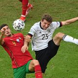 Gewinner: Thomas Müller  Der Groß-Kommunikator, auch gerne als "Radio-Müller" tituliert, ist den Erwartungen seit seiner Rückkehr in die Nationalmannschaft gerecht geworden. Als Aktivposten, Anspielstation und Passgeber hat er besonders gegen Portugal geglänzt. Wie sehr er fehlte, bewies die Partie gegen Ungarn. Man kann davon ausgehen, dass das starre Angriffsspiel der Deutschen etwas geschmeidiger gelaufen wäre mit den Rochaden Müllers. Er wird gegen England zurückkehren in die Startelf, wenn er wieder fit ist.