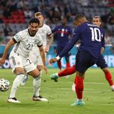 Verlierer: Ilkay Gündogan  Der Mittelfeldspieler bleibt ein Rätsel. Bei Manchester City gehörte er zu den wichtigsten und besten Spielern der Saison. Seit dem Champions-League-Finale aber ist bei Gündogan aber der Wurm drin. Als Spielantreiber im Duo mit Toni Kroos ist er bislang nahezu unsichtbar geblieben. Ob das nun am System Löw liegt, in dem er eine andere Rolle al unter Pep Guardiola spielt, oder einer Formschwäche, lässt sich nicht sagen. Gündogan dürfte aber seinen Stammplatz verspielt haben.