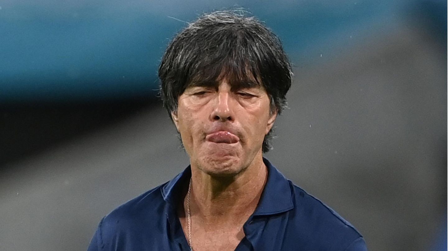 EM 2021: Verlierer: Joachim Löw Die Probleme der Nationalelf bleiben bestehen, auch wenn das DFB-Team gegen Portugal ein großartiges Spiel zeigte. Das Defensivverhalten ist zeitweise amateurhaft und die Schwierigkeiten mit defensiv eingestellten Mannschaften bleiben bestehen. Die Ungarn hebelten die furiose Flügelzange mit Kimmich und Gosens mit einfachen taktischen Kniffen relativ leicht aus (Manndeckung, Fünferkette). Dafür trägt der Bundestrainer die Verantwortung. Es sind ähnliche Probleme, die nun schon seit über drei Jahren zu beobachten sind. Es bleibt zu hoffen, dass Löw während des Turniers den richtigen Dreh findet, sonst dürfte gegen England Schluss sein. Verlierer: Joachim Löw Die Probleme der Nationalelf bleiben bestehen, auch wenn das DFB-Team gegen Portugal ein großartiges Spiel zeigte. Das Defensivverhalten ist zeitweise amateurhaft und die Schwierigkeiten mit defensiv eingestellten Mannschaften bleiben bestehen. Die Ungarn hebelten die furiose Flügelzange mit Kimmich und Gosens mit einfachen taktischen Kniffen relativ leicht aus (Manndeckung, Fünferkette). Dafür trägt der Bundestrainer die Verantwortung. Es sind ähnliche Probleme, die nun schon seit über drei Jahren zu beobachten sind. Es bleibt zu hoffen, dass Löw während des Turniers den richtigen Dreh findet, sonst dürfte gegen England Schluss sein.