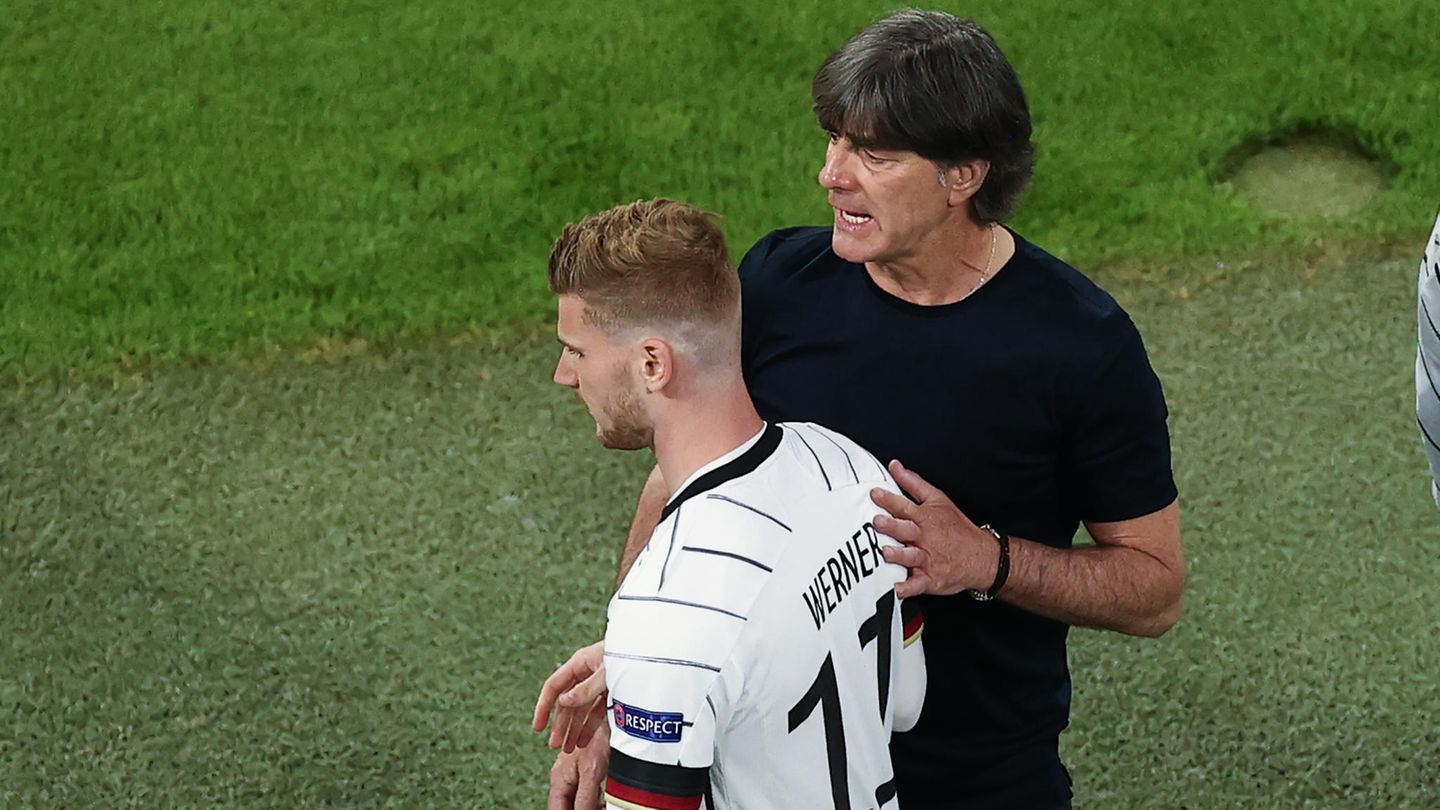 EM 2021: Verlierer: Timo Werner Der Champions-League-Gewinner gehörte schon zu den Verlierern der Vorbereitung und war von Anfang an bei dieser EM außen vor. Werner kam bislang nur auf zwei Kurzeinsätze, in denen er sich kaum zeigen konnte. leitete mit seinem geblockten aber den Ausgleichstreffer von Havertz gegen Ungarn ein. Er wird es aber schwer haben, an Havertz oder Gnabry vorzukommen und wohl weiter auf der Ersatzbank Platz nehmen. Verlierer: Timo Werner Der Champions-League-Gewinner gehörte schon zu den Verlierern der Vorbereitung und war von Anfang an bei dieser EM außen vor. Werner kam bislang nur auf zwei Kurzeinsätze, in denen er sich kaum zeigen konnte. leitete mit seinem geblockten aber den Ausgleichstreffer von Havertz gegen Ungarn ein. Er wird es aber schwer haben, an Havertz oder Gnabry vorzukommen und wohl weiter auf der Ersatzbank Platz nehmen.