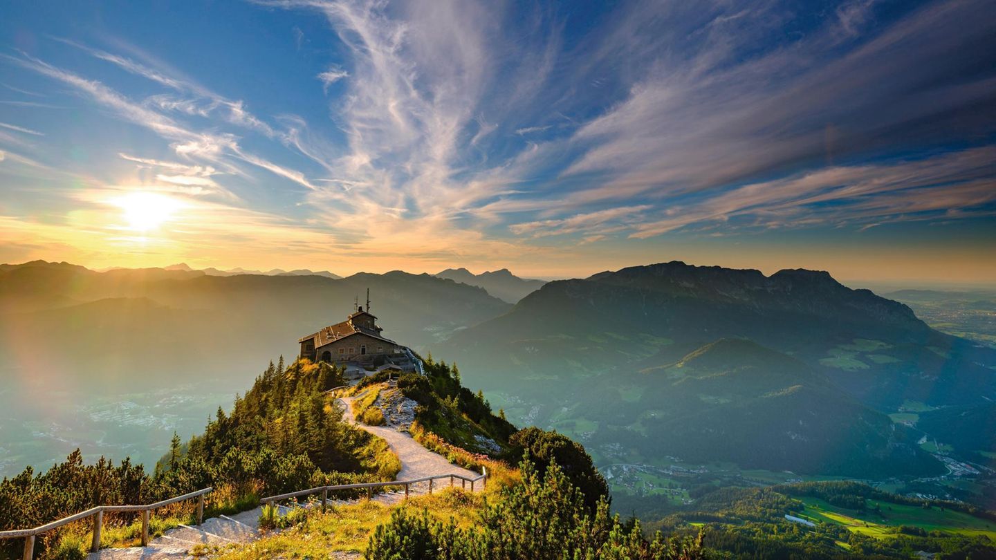 Hoch hinauf: Weg zum Kehlsteinhaus, dahinter der Untersberg, das nördlichste Massiv der Berchtesgadener Alpen