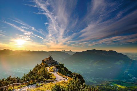 Hoch hinauf: Weg zum Kehlsteinhaus, dahinter der Untersberg, das nördlichste Massiv der Berchtesgadener Alpen