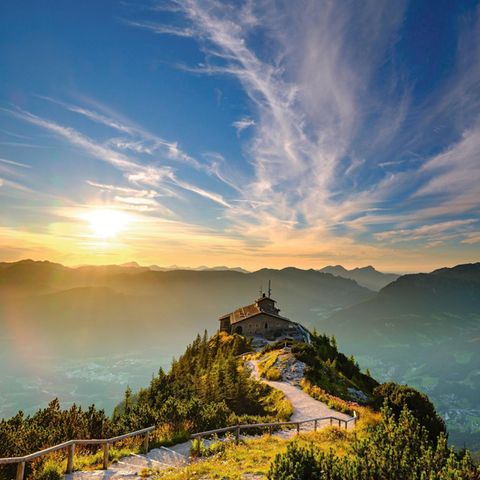 Hoch hinauf: Weg zum Kehlsteinhaus, dahinter der Untersberg, das nördlichste Massiv der Berchtesgadener Alpen