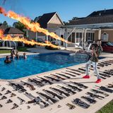 Torrell, Louisiana  Einer, der sich "Black Rambo" nennt, hat offenbar ein eigentümliches Selbstbild. Und setzt sich überdies ziemlich unter Druck: Dem Titel muss man erst mal gerecht werden. Vor allem, wenn man 850.000 Instagram-Follower hat. Torrell Jasper, hier ganz in seiner Rolle, war mal Soldat der US-Marines. Im Einsatz an Orten, wo, "abzuziehen und ein Ziel zu treffen über Leben und Tod entschied". Heute montiert Jasper in Louisiana Klimaanlagen, als Black Rambo macht er nebenher Werbung für Waffen. Die Branche sucht nach Leuten wie ihm, nach Influencern mit Reichweite in den sozialen Medien, die das Waffentragen als Lifestyle verkaufen. Denn beim Sammeln von, sagen wir, für den Alltag nicht unbedingt erforderlichen Schießgeräten, geht es letztlich doch darum: sich zu verwandeln. In Filmhelden. In Rambos bestenfalls. Sollte jede Waffe erlaubt sein? Schon, sagt Jasper. Mit einer Ausnahme: Eine Panzerabwehrwaffe brauche man zu Hause eigentlich nicht.