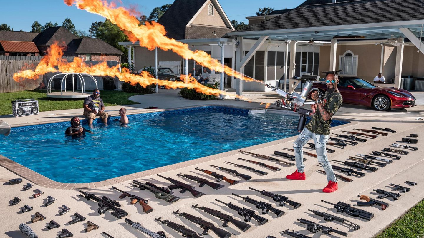 Torrell, Louisiana  Einer, der sich "Black Rambo" nennt, hat offenbar ein eigentümliches Selbstbild. Und setzt sich überdies ziemlich unter Druck: Dem Titel muss man erst mal gerecht werden. Vor allem, wenn man 850.000 Instagram-Follower hat. Torrell Jasper, hier ganz in seiner Rolle, war mal Soldat der US-Marines. Im Einsatz an Orten, wo, "abzuziehen und ein Ziel zu treffen über Leben und Tod entschied". Heute montiert Jasper in Louisiana Klimaanlagen, als Black Rambo macht er nebenher Werbung für Waffen. Die Branche sucht nach Leuten wie ihm, nach Influencern mit Reichweite in den sozialen Medien, die das Waffentragen als Lifestyle verkaufen. Denn beim Sammeln von, sagen wir, für den Alltag nicht unbedingt erforderlichen Schießgeräten, geht es letztlich doch darum: sich zu verwandeln. In Filmhelden. In Rambos bestenfalls. Sollte jede Waffe erlaubt sein? Schon, sagt Jasper. Mit einer Ausnahme: Eine Panzerabwehrwaffe brauche man zu Hause eigentlich nicht.