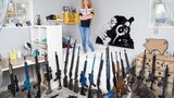 Mia, Virginia  Als sie sieben war, das weiß sie noch, hielt sie zum ersten Mal "The Cricket" in der Hand. So nannte ihr Onkel sein Gewehr, eine Bolt .22. Ihr Vater stand neben ihr und zeigte ihr, wie es geht: das Ziel anvisieren, abziehen. Mia Farinelli zielte so genau, dass eine Karriere im Sportschießen auf der Hand lag. Schon mit 15 wurde sie von mehreren lokalen Waffengeschäften gesponsort. Deshalb besaß sie bereits als Teenager eine stattliche Sammlung. Obwohl man in Virginia Waffen erst ab 18 in der Öffentlichkeit führen darf. "Ich habe keine Lieblingswaffe", sagt Mia. "Waffen sind wie Kinder, da hat man keine Favoriten." Ihr Ziel: eine Karriere in der US-Armee. Dann könnte sie jeden Tag schießen.