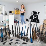 Mia, Virginia  Als sie sieben war, das weiß sie noch, hielt sie zum ersten Mal "The Cricket" in der Hand. So nannte ihr Onkel sein Gewehr, eine Bolt .22. Ihr Vater stand neben ihr und zeigte ihr, wie es geht: das Ziel anvisieren, abziehen. Mia Farinelli zielte so genau, dass eine Karriere im Sportschießen auf der Hand lag. Schon mit 15 wurde sie von mehreren lokalen Waffengeschäften gesponsort. Deshalb besaß sie bereits als Teenager eine stattliche Sammlung. Obwohl man in Virginia Waffen erst ab 18 in der Öffentlichkeit führen darf. "Ich habe keine Lieblingswaffe", sagt Mia. "Waffen sind wie Kinder, da hat man keine Favoriten." Ihr Ziel: eine Karriere in der US-Armee. Dann könnte sie jeden Tag schießen.