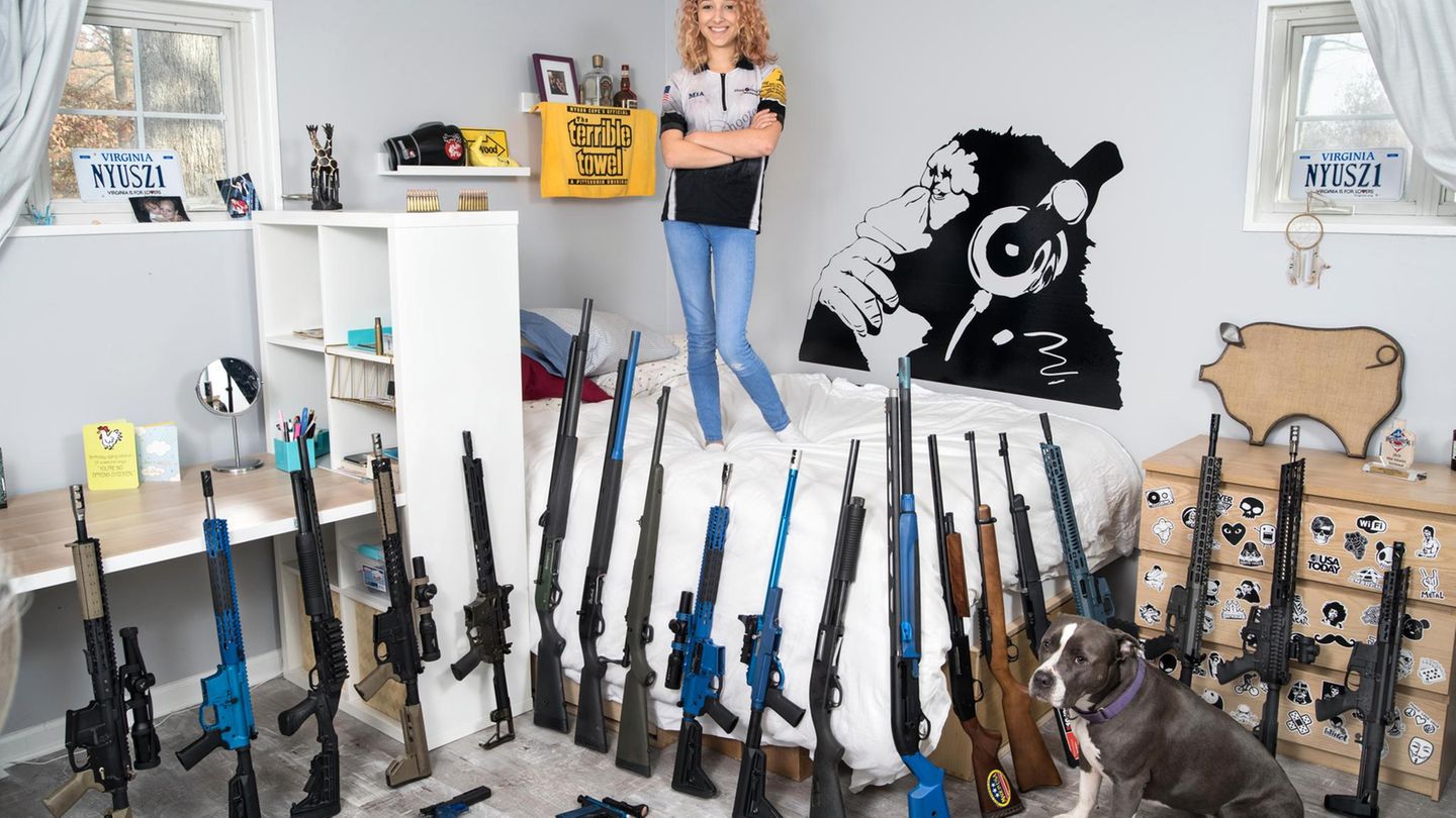 Mia, Virginia  Als sie sieben war, das weiß sie noch, hielt sie zum ersten Mal "The Cricket" in der Hand. So nannte ihr Onkel sein Gewehr, eine Bolt .22. Ihr Vater stand neben ihr und zeigte ihr, wie es geht: das Ziel anvisieren, abziehen. Mia Farinelli zielte so genau, dass eine Karriere im Sportschießen auf der Hand lag. Schon mit 15 wurde sie von mehreren lokalen Waffengeschäften gesponsort. Deshalb besaß sie bereits als Teenager eine stattliche Sammlung. Obwohl man in Virginia Waffen erst ab 18 in der Öffentlichkeit führen darf. "Ich habe keine Lieblingswaffe", sagt Mia. "Waffen sind wie Kinder, da hat man keine Favoriten." Ihr Ziel: eine Karriere in der US-Armee. Dann könnte sie jeden Tag schießen.