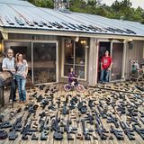 Joel, Lynne, Paige, Yoshua, Texas  Beim Sammeln konzentriert sich Joel, der Vater, auf Uhren und ferngesteuerte Autos. Motorräder auch. Lynne, seine Frau, mag Waffen. Es liegt in der Familie. Ihre Eltern nahmen Lynne schon als Kind mit zum Schießen auf die Ranch der Großeltern. Lynne schoss. Und wenn sie später ausging, ermahnte die Oma sie: Nimm eine Waffe mit. Heute baut Lynne ihre Waffen selbst. Aus alten Einzelteilen, die sie nach und nach zusammenkauft. "Irgendwann merke ich, dass ich, sagen wir, 70 Prozent einer Glock zusammenhabe." Noch ein paar Teile, denke sie dann, "schon habe ich eine weitere Waffe". Es müssen jetzt so zwischen 150 und 170 sein in ihrer Sammlung. Das Schießgerät, das ihr Sohn in der Hand hält, ist übrigens seines, er hat es sich selbst gebaut. Bei ihrer Tochter, zum Zeitpunkt der Aufnahme fünf Jahre alt, sind Lynne und Joel noch vorsichtig: Sie darf nur unter Aufsicht der Eltern schießen.
