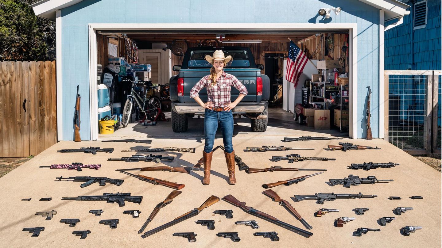 Fotografie: Katie, Texas Katie ist geflüchtet. Aus Kalifornien. Es sei ihr dort zu viel geworden, sagt sie. Zu viel der Gesetze und Regeln. Anders gesagt: In Kalifornien lebten Katie zu viele Anhänger der Demokratischen Partei von US-Präsident Joe Biden. "Unmöglich", sagt sie, "sich da noch wohlzufühlen." Katie und ihr Mann zogen nach Texas. Katie betrachtet den Bundesstaat als Heimat der Patrioten. Viele hier sind Anhänger der Republikanischen Partei von Ex-Präsident Trump. Es sind Leute, die ihre Freiheit lieben. Zum Beispiel die Freiheit, eine Waffe zu kaufen. Oder viele. Katie schießt, seit sie zehn ist. Inzwischen ist sie Mitglied der "Ladies Shooting League" und hat aus ihrem Weltbild ein Geschäftsmodell geschaffen: den "Good Patriot"-Shop. Dort verkauft sie T-Shirts und Sticker mit patriotischen Botschaften. Mit Zitaten aus der Verfassung oder solchen, die es nicht ganz in die Verfassung geschafft haben: "Live Free, stay Armed" – lebt frei, bleibt bewaffnet. Katie, Texas Katie ist geflüchtet. Aus Kalifornien. Es sei ihr dort zu viel geworden, sagt sie. Zu viel der Gesetze und Regeln. Anders gesagt: In Kalifornien lebten Katie zu viele Anhänger der Demokratischen Partei von US-Präsident Joe Biden. "Unmöglich", sagt sie, "sich da noch wohlzufühlen." Katie und ihr Mann zogen nach Texas. Katie betrachtet den Bundesstaat als Heimat der Patrioten. Viele hier sind Anhänger der Republikanischen Partei von Ex-Präsident Trump. Es sind Leute, die ihre Freiheit lieben. Zum Beispiel die Freiheit, eine Waffe zu kaufen. Oder viele. Katie schießt, seit sie zehn ist. Inzwischen ist sie Mitglied der "Ladies Shooting League" und hat aus ihrem Weltbild ein Geschäftsmodell geschaffen: den "Good Patriot"-Shop. Dort verkauft sie T-Shirts und Sticker mit patriotischen Botschaften. Mit Zitaten aus der Verfassung oder solchen, die es nicht ganz in die Verfassung geschafft haben: "Live Free, stay Armed" – lebt frei, bleibt bewaffnet.
