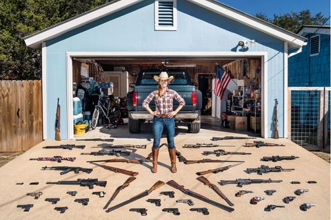 Katie, Texas  Katie ist geflüchtet. Aus Kalifornien. Es sei ihr dort zu viel geworden, sagt sie. Zu viel der Gesetze und Regeln. Anders gesagt: In Kalifornien lebten Katie zu viele Anhänger der Demokratischen Partei von US-Präsident Joe Biden. "Unmöglich", sagt sie, "sich da noch wohlzufühlen." Katie und ihr Mann zogen nach Texas. Katie betrachtet den Bundesstaat als Heimat der Patrioten. Viele hier sind Anhänger der Republikanischen Partei von Ex-Präsident Trump. Es sind Leute, die ihre Freiheit lieben. Zum Beispiel die Freiheit, eine Waffe zu kaufen. Oder viele. Katie schießt, seit sie zehn ist. Inzwischen ist sie Mitglied der "Ladies Shooting League" und hat aus ihrem Weltbild ein Geschäftsmodell geschaffen: den "Good Patriot"-Shop. Dort verkauft sie T-Shirts und Sticker mit patriotischen Botschaften. Mit Zitaten aus der Verfassung oder solchen, die es nicht ganz in die Verfassung geschafft haben: "Live Free, stay Armed" – lebt frei, bleibt bewaffnet.