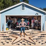 Katie, Texas  Katie ist geflüchtet. Aus Kalifornien. Es sei ihr dort zu viel geworden, sagt sie. Zu viel der Gesetze und Regeln. Anders gesagt: In Kalifornien lebten Katie zu viele Anhänger der Demokratischen Partei von US-Präsident Joe Biden. "Unmöglich", sagt sie, "sich da noch wohlzufühlen." Katie und ihr Mann zogen nach Texas. Katie betrachtet den Bundesstaat als Heimat der Patrioten. Viele hier sind Anhänger der Republikanischen Partei von Ex-Präsident Trump. Es sind Leute, die ihre Freiheit lieben. Zum Beispiel die Freiheit, eine Waffe zu kaufen. Oder viele. Katie schießt, seit sie zehn ist. Inzwischen ist sie Mitglied der "Ladies Shooting League" und hat aus ihrem Weltbild ein Geschäftsmodell geschaffen: den "Good Patriot"-Shop. Dort verkauft sie T-Shirts und Sticker mit patriotischen Botschaften. Mit Zitaten aus der Verfassung oder solchen, die es nicht ganz in die Verfassung geschafft haben: "Live Free, stay Armed" – lebt frei, bleibt bewaffnet.