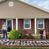 Brandon, Ashtan, Carson, Alabama  Seine Waffen kauft er meist im Laden an seinem Wohnort. "Das ist am persönlichsten", sagt Brandon Brown. "Die kennen mich." Manchmal bestelle er auch im Internet – aber dabei, sagt er, müsse er gleich mit einem Vorurteil aufräumen: dass man sich Waffen einfach so nach Hause liefern lassen könne. Auch die Waffen aus dem Netz müsse er bei einem registrierten Händler abholen. Gegen Vorlage des Führerscheins. "Die jagen meinen Namen durch die FBI-Datenbank." Erst dann darf Brown sein neuestes Sammlerstück mitnehmen.