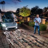 Charlie, Arizona  Charlie Ferer war schon immer ein Entrepreneur, einer, der Geschäfte wittert und Ideen zu Geld macht. 15 Jahre lang lebte er vom Business mit Kunstrasen. Dann baute er in Arizona eine Firma auf, die für die US-Regierung arbeitet. Training und Dienstleistungen für Geheimdienste. "Professionell", sagt er, "leise und zurückhaltend." Spricht Ferer über das, was andere Waffenbesitzer in den USA anrichten, über die "mass shootings", die Amok-läufe, die Schießereien mit mehreren Toten, dann sagt er: "Es macht mich traurig." Die einzige Lösung aber sei, dass man Waffen überallhin mitnehmen dürfe. In Schulen zum Beispiel. "Gäbe es in Schulen bewaffnetes Wachpersonal, wäre das Risiko für die Schüler viel niedriger."