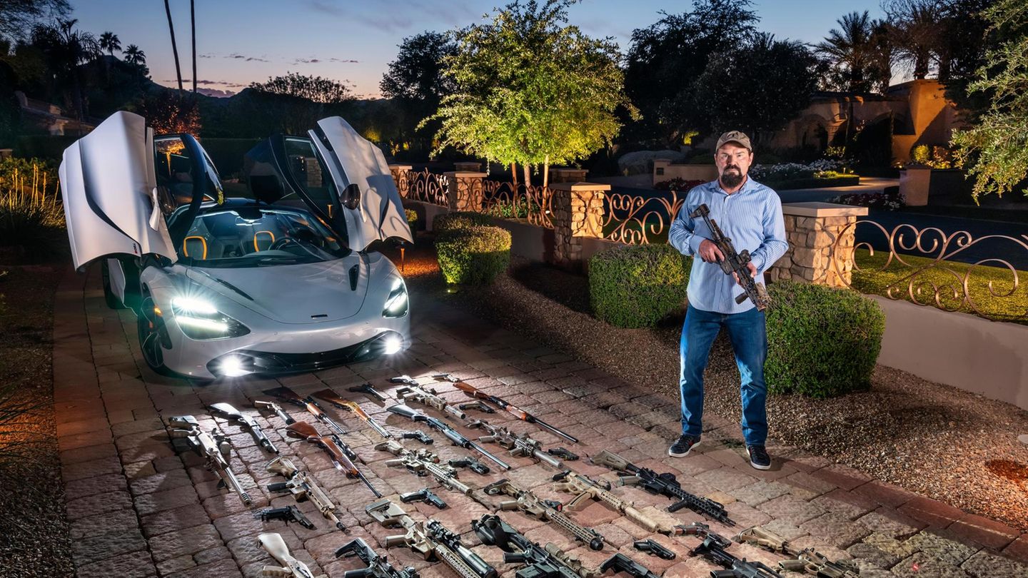 Fotografie: Charlie, Arizona Charlie Ferer war schon immer ein Entrepreneur, einer, der Geschäfte wittert und Ideen zu Geld macht. 15 Jahre lang lebte er vom Business mit Kunstrasen. Dann baute er in Arizona eine Firma auf, die für die US-Regierung arbeitet. Training und Dienstleistungen für Geheimdienste. "Professionell", sagt er, "leise und zurückhaltend." Spricht Ferer über das, was andere Waffenbesitzer in den USA anrichten, über die "mass shootings", die Amok-läufe, die Schießereien mit mehreren Toten, dann sagt er: "Es macht mich traurig." Die einzige Lösung aber sei, dass man Waffen überallhin mitnehmen dürfe. In Schulen zum Beispiel. "Gäbe es in Schulen bewaffnetes Wachpersonal, wäre das Risiko für die Schüler viel niedriger." Charlie, Arizona Charlie Ferer war schon immer ein Entrepreneur, einer, der Geschäfte wittert und Ideen zu Geld macht. 15 Jahre lang lebte er vom Business mit Kunstrasen. Dann baute er in Arizona eine Firma auf, die für die US-Regierung arbeitet. Training und Dienstleistungen für Geheimdienste. "Professionell", sagt er, "leise und zurückhaltend." Spricht Ferer über das, was andere Waffenbesitzer in den USA anrichten, über die "mass shootings", die Amok-läufe, die Schießereien mit mehreren Toten, dann sagt er: "Es macht mich traurig." Die einzige Lösung aber sei, dass man Waffen überallhin mitnehmen dürfe. In Schulen zum Beispiel. "Gäbe es in Schulen bewaffnetes Wachpersonal, wäre das Risiko für die Schüler viel niedriger."
