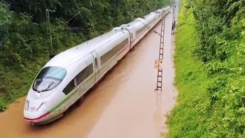Starkregen überflutet Bahnstrecke – ICE wird zur Wasserbahn ICE fährt durch überschwemmte Bahntrasse