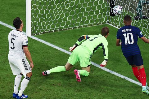 Eines von acht Eigentoren in der EM-Vorrunde: Mats Hummels "überwindet" im Spiel gegen Frankreich Manuel Neuer