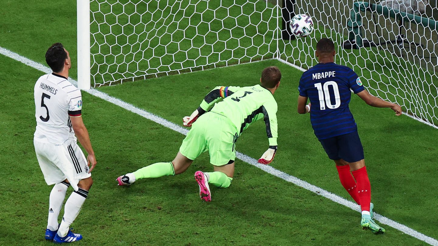 Eines von acht Eigentoren in der EM-Vorrunde: Mats Hummels "überwindet" im Spiel gegen Frankreich Manuel Neuer