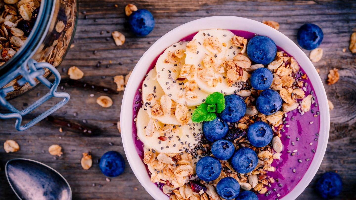 Eine Smoothie Bowl ist nicht nur erfrischend und lecker, sie versorgt den Körper zudem mit zahlreichen Nährstoffen. Somit starten Sie voller Energie in den Tag.