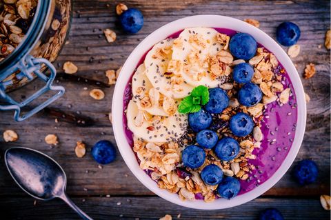 Eine Smoothie Bowl ist nicht nur erfrischend und lecker, sie versorgt den Körper zudem mit zahlreichen Nährstoffen. Somit starten Sie voller Energie in den Tag.