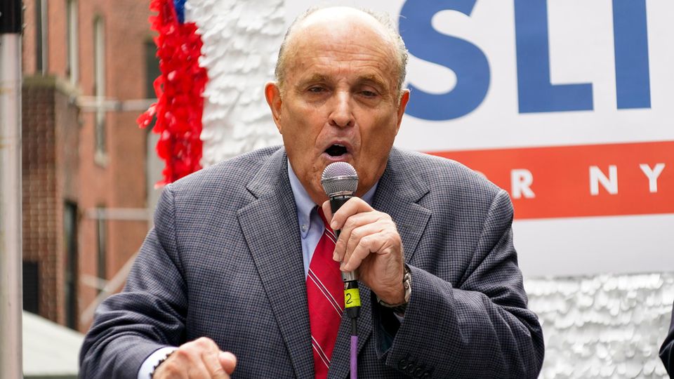 Rudy Giuliani mit einem Mikrofon