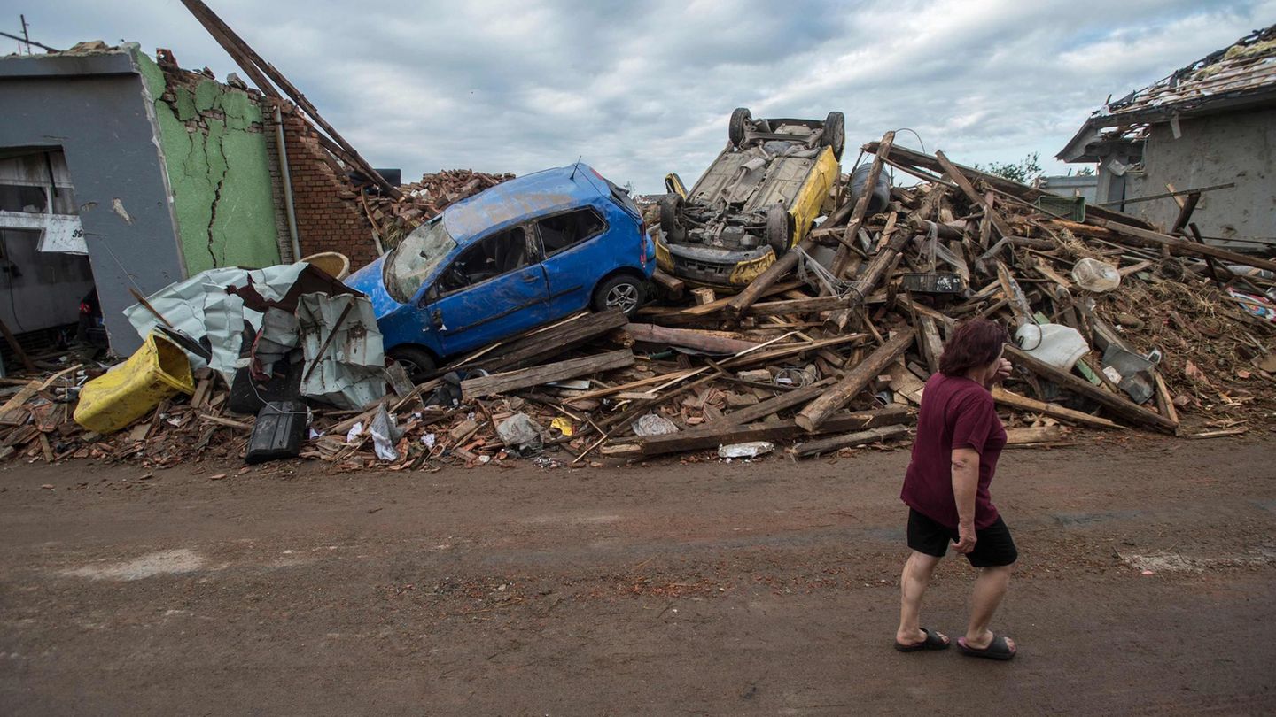 Eine Frau geht im Dorf Mikulcice in Tschechien an den Trümmern eines Haus vorbei