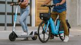 Im Vergleich zum Scooter ist das Bike sehr massig.
