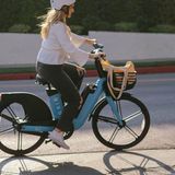 Der kleine Korb reicht für Handtasche oder Rucksack aus.