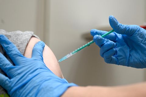 USA Studie zu Covid-Todesfällen: Eine Ärztin impft einen Mann gegen das Coronavirus