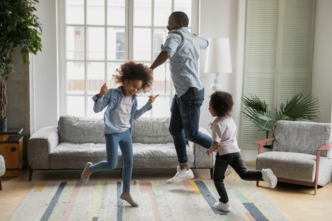 Vater tanzt mit seinen Kindern