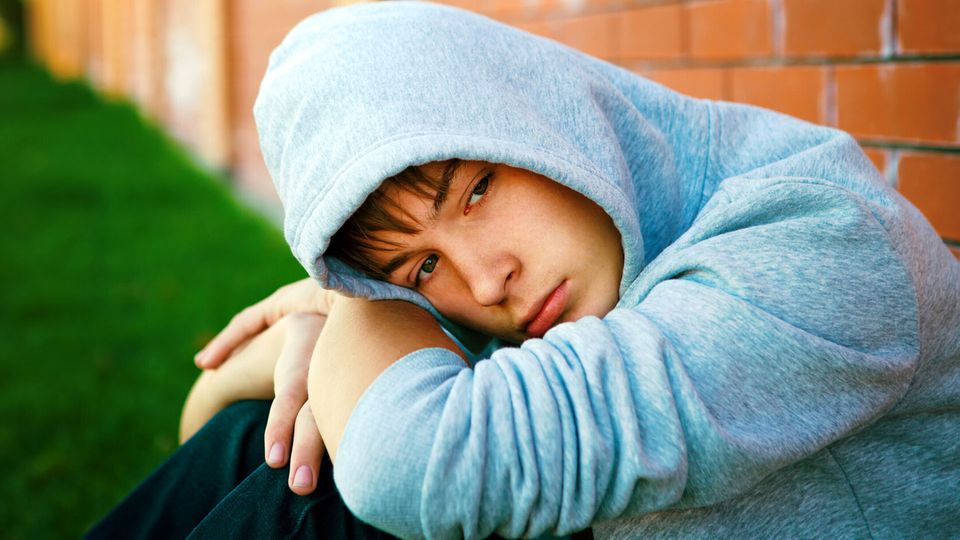 "Vergiss einfach und lass los": No-Go-Sätze bei Trauerfällen und was Jugendlichen wirklich hilft "Vergiss einfach und lass los": No-Go-Sätze bei Trauerfällen und was Jugendlichen wirklich hilft