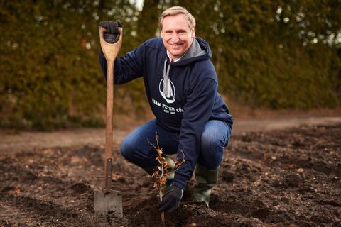 Christian von Boetticher, Chef des Haferflockenherstellers Peter Kölln, beim Bäumepflanzen