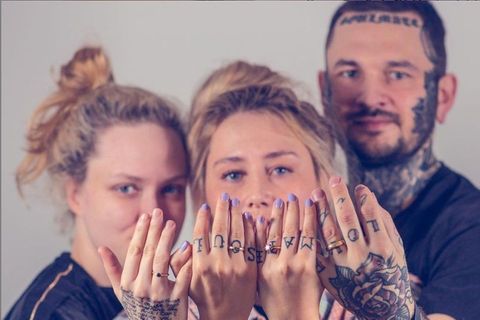 Saskia Michalski mit ihrer Verlobten Lui und ihrem Ehemann Marcin. Sie halten ihre Ringe in die Kamera
