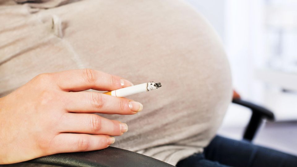 Schwangere Frau raucht