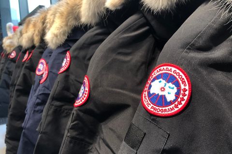 Canada Goose Jacken mit Fellkapuzen hängen hintereinander