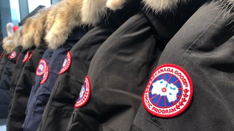 Canada Goose Jacken mit Fellkapuzen hängen hintereinander