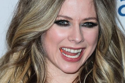 Avril Lavigne lacht in die Kamera