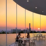 Im Vergleich zum spektakulären Design fallen Tische und Stühle etwas ab.