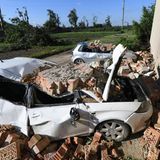 Dächer wurden abgedeckt, Fensterscheiben zerschlagen, Autos flogen durch die Luft