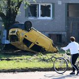 In Moravská Nová Ves liegt ein Auto in einem Vorgarten