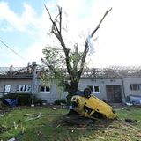 In Moravská Nová Ves liegt ein Auto in einem Vorgarten. Ein Motiv, das ...