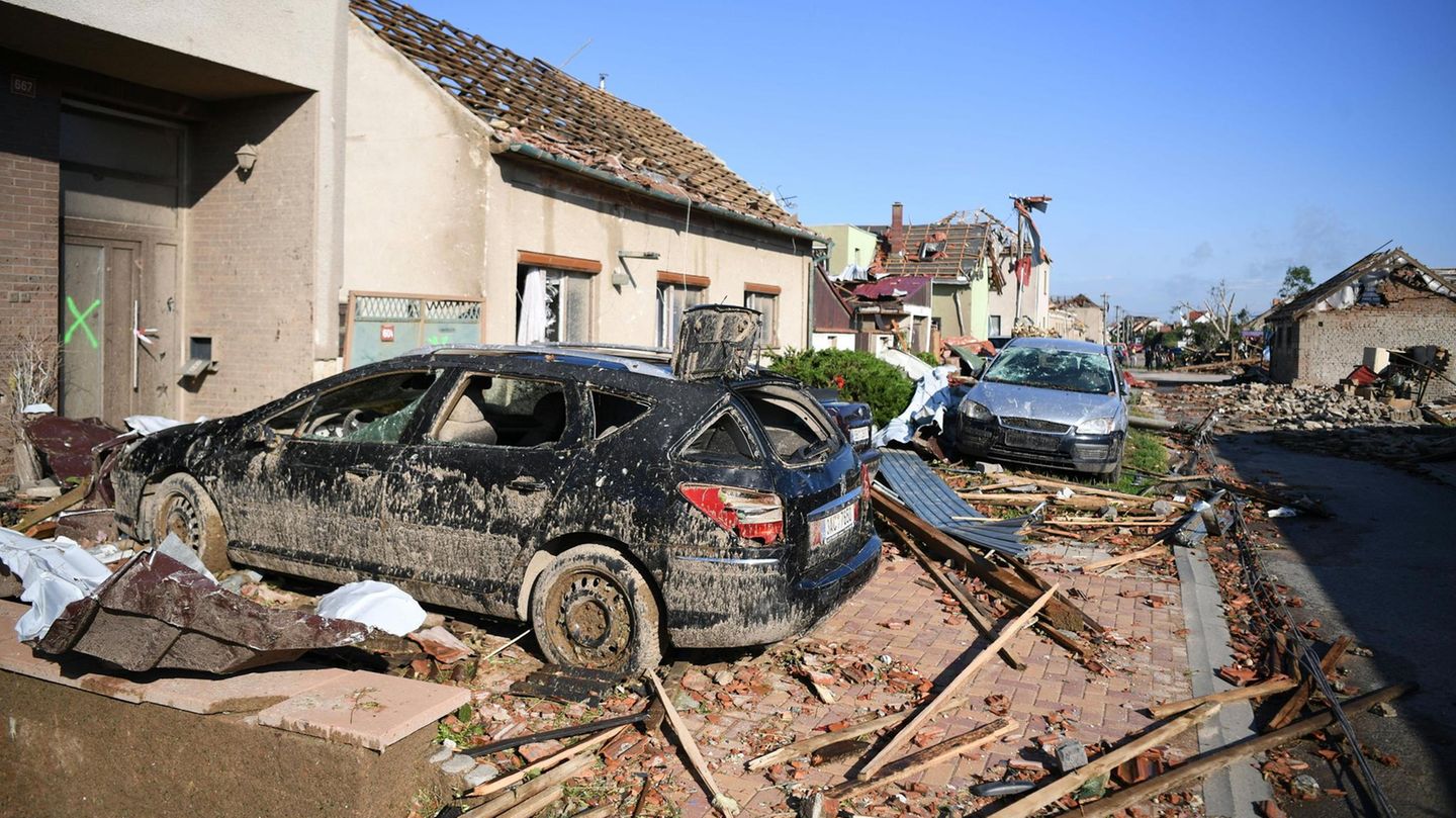 Der Tornado hatte nach Einschätzung des Deutschen Wetterdienstes (DWD) eine für Europa außergewöhnliche Stärke. "Das sind solche Kräfte, die dort entstehen, dass wirklich Autos Hunderte Meter weit durch die Luft fliegen, das Trümmerteile sich in Betonwände bohren", sagte Andreas Friedrich, Tornadobeauftragter des DWD.