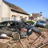 Der Tornado hatte nach Einschätzung des Deutschen Wetterdienstes (DWD) eine für Europa außergewöhnliche Stärke. "Das sind solche Kräfte, die dort entstehen, dass wirklich Autos Hunderte Meter weit durch die Luft fliegen, das Trümmerteile sich in Betonwände bohren", sagte Andreas Friedrich, Tornadobeauftragter des DWD.